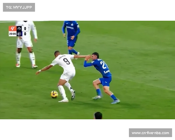 皇马少打两人仍狂攻，姆巴佩单刀踢高失良机